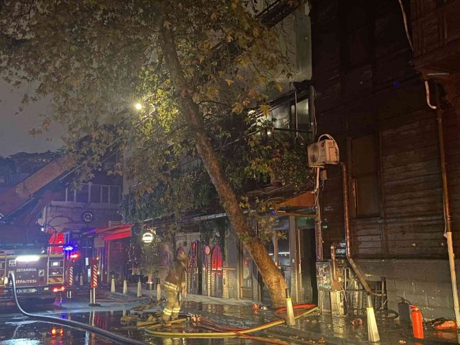 Beşiktaş’ta 2 Katlı Ahşap Binada Bulunan Lüks Kafe Alev Alev Yandı