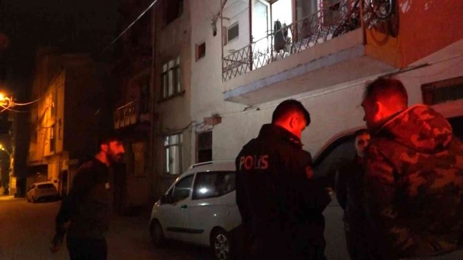 Husumetlisini Balkonda Görünce Kurşun Yağdırdı, 2 Kişi Yaralandı