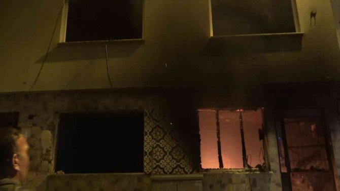 Canı Sıkıldıkça Evini Yakıyor