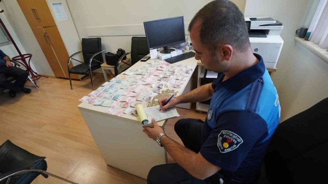 3 Saatte Bin 555 Lira Toplayan "Banker Arif"in Dilenerek Kazandığı Para Kamuya Aktarıldı