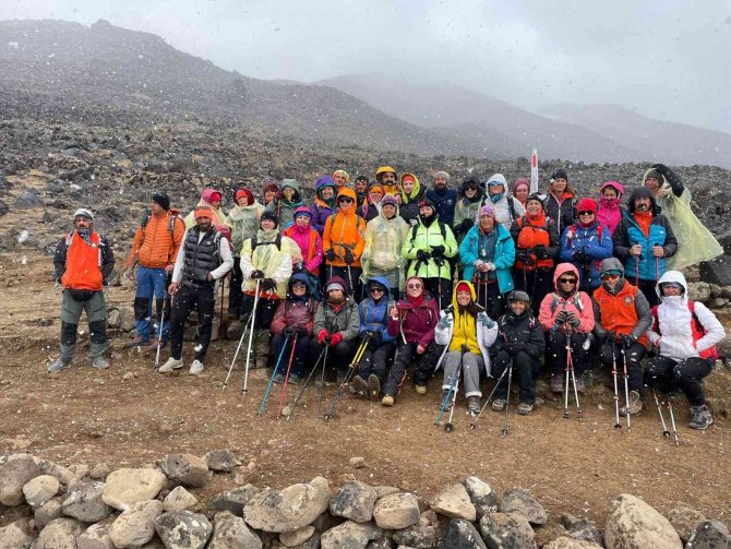 Ağrı Dağı Zirvesine Çıkmak İsteyen Kadın Dağcılara Fırtına Engel Oldu