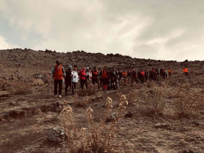 Ağrı Dağı Zirvesine Çıkmak İsteyen Kadın Dağcılara Fırtına Engel Oldu