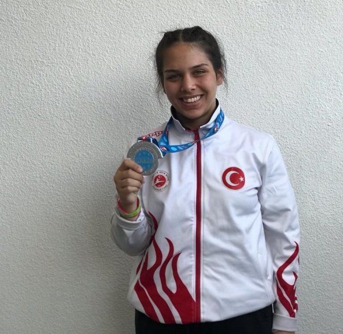 Dünya İkincisi Oldu