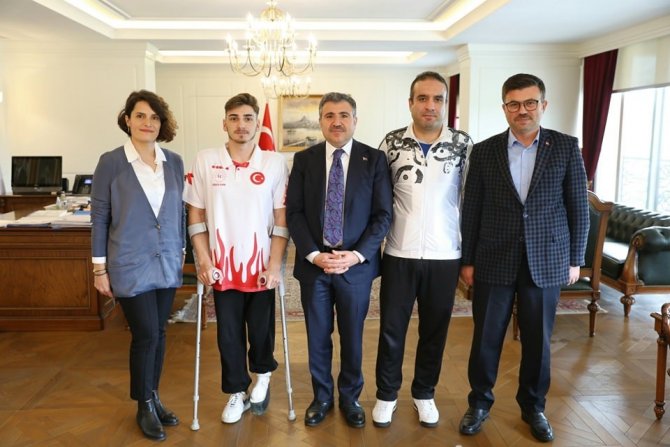 Vali Atay Şampiyonu Ağırladı