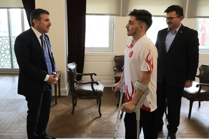 Vali Atay Şampiyonu Ağırladı
