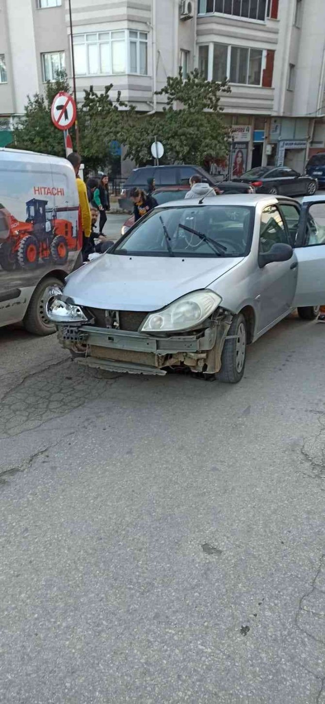 Otomobil Motosikletle Çarpıştı: 2 Yaralı