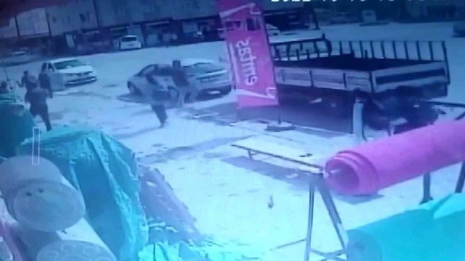 Kayan Kamyonu Eliyle Durdurmak İstedi, Sıkıştığı Yerden Esnafın Yardımıyla Çıkartıldı