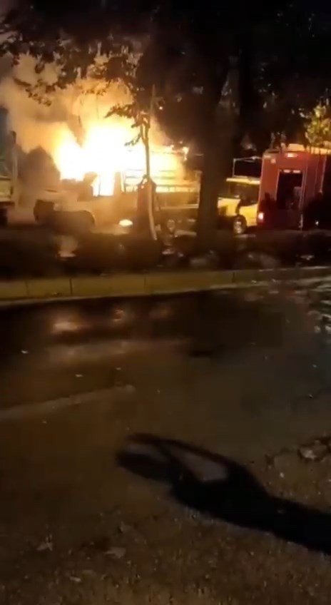 Park Halindeki Pikap Alev Alev Yandı