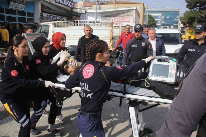 Mahkemeden Çıktı Adliye Önünde Davalı Oldukları Gencin Babasını Öldürdü
