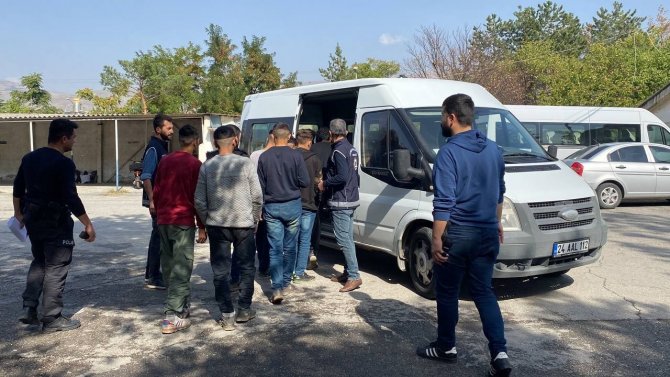 Erzincan’da Tur Otobüsünde 8 Kaçak Göçmen İle 4 Organizatör Şüphelisi Yakalandı