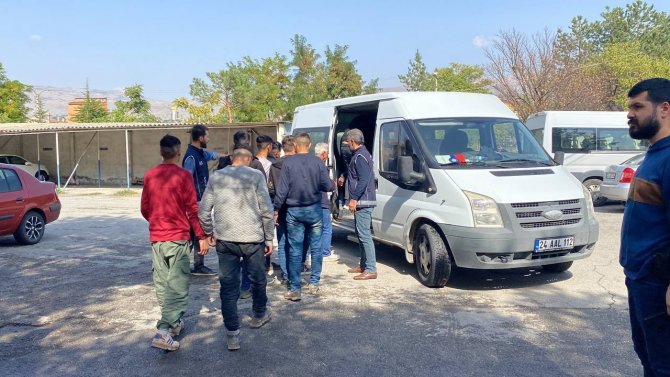 Erzincan’da Tur Otobüsünde 8 Kaçak Göçmen İle 4 Organizatör Şüphelisi Yakalandı