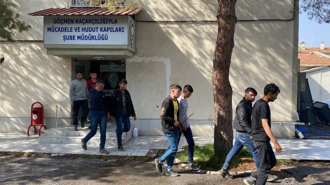 Erzincan’da Tur Otobüsünde 8 Kaçak Göçmen İle 4 Organizatör Şüphelisi Yakalandı