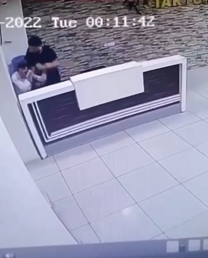 Güvenlik Görevlisi Site Sakini Kadına Mesaj Attı; Yumruk Darbelerinin Hedefi Oldu