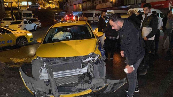 Esenyurt’ta Ticari Taksiyle Otomobil Kafa Kafaya Çarpıştı: 2 Yaralı
