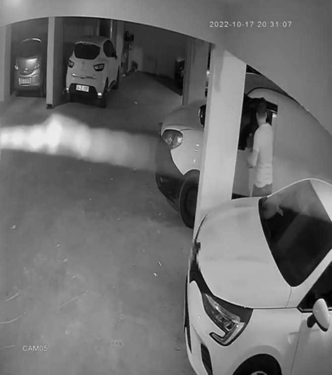 İ̇stanbul’da Kundakçı Komşu Dehşeti: Komşusunun Aracını Benzinle Yaktı