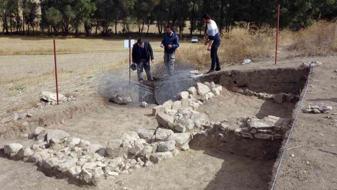 Hititlere Ait Saray Ve Tapınak Kalıntıları Gün Yüzüne Çıkarılıyor