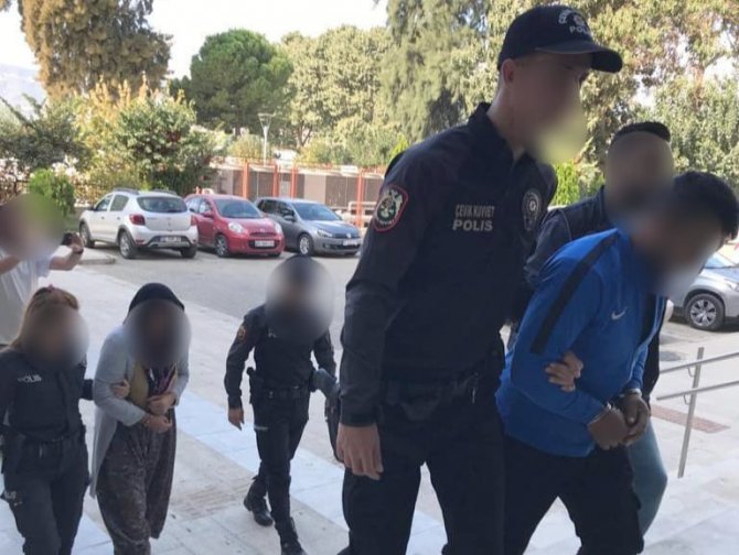İ̇zmir’de Anne Oğul Torbacı, Narkotik Polisine Yakalandı