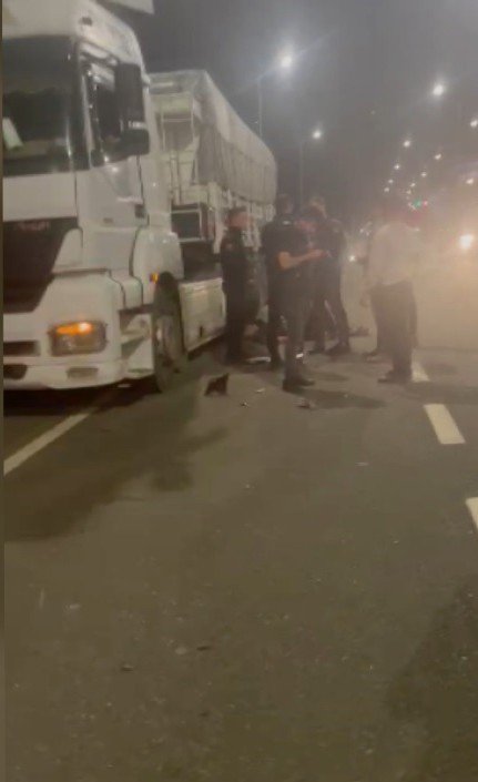 Lastik Değiştiren Tır Sürücülerine Otomobil Çarptı: 4 Yaralı