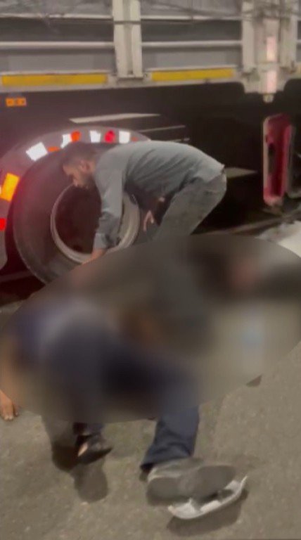 Lastik Değiştiren Tır Sürücülerine Otomobil Çarptı: 4 Yaralı