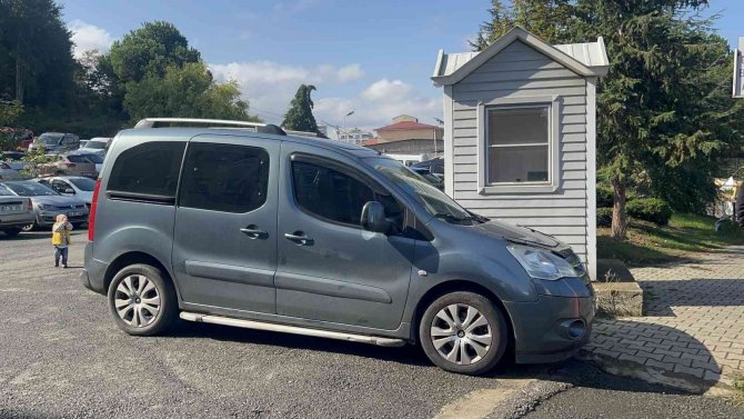 Yorgun Mermi Bu Kez Arabanın Tavanına İsabet Etti