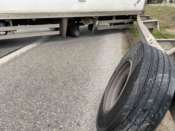 Kartal’da Lastiği Çıkan Kamyon Bariyerlere Çarptı: Trafik Felç Oldu