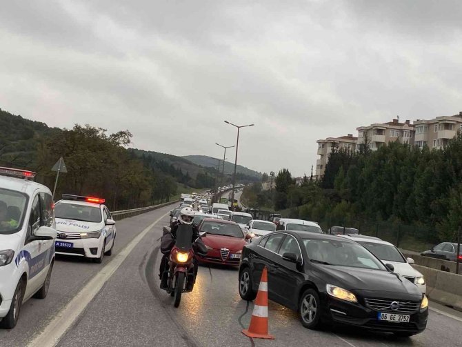 Kartal’da Lastiği Çıkan Kamyon Bariyerlere Çarptı: Trafik Felç Oldu