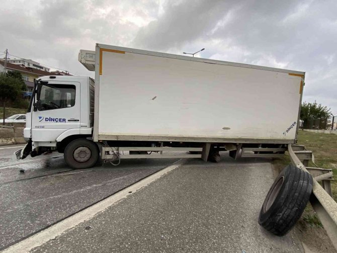 Kartal’da Lastiği Çıkan Kamyon Bariyerlere Çarptı: Trafik Felç Oldu