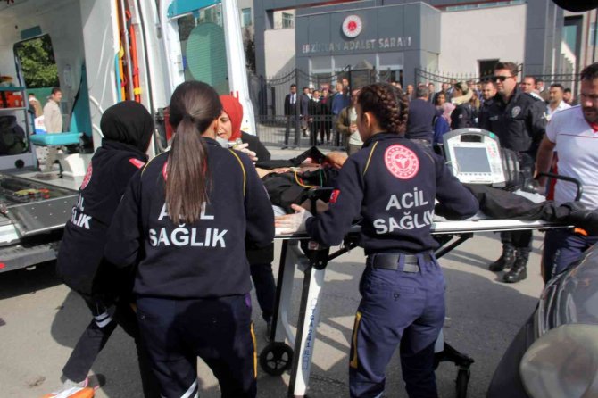 Mahkemeden Çıktı Adliye Önünde Davalı Oldukları Gencin Babasını Öldürdü