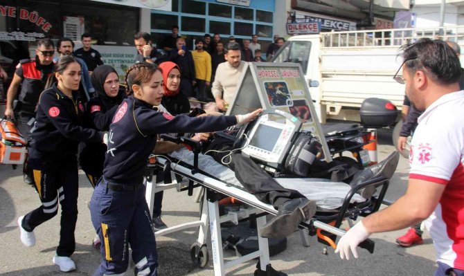 Mahkemeden Çıktı Adliye Önünde Davalı Oldukları Gencin Babasını Öldürdü