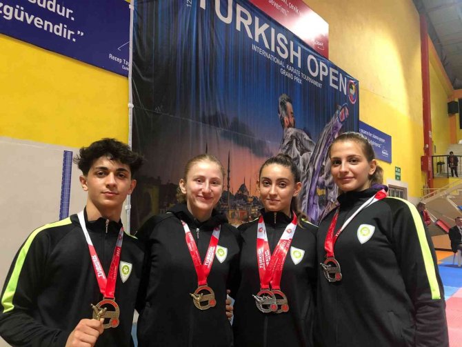 Manisa Bbsk Karatecilerinden 10 Madalya