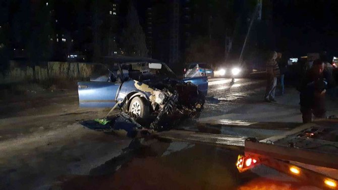 Park Halindeki Tıra Çarpan Otomobil Hurdaya Döndü: 1 Yaralı