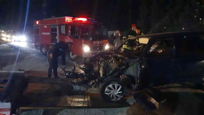 Park Halindeki Tıra Çarpan Otomobil Hurdaya Döndü: 1 Yaralı
