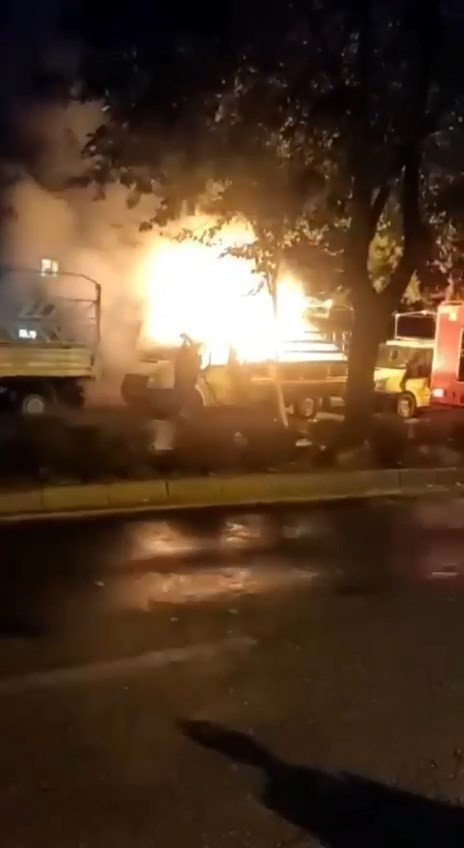 Park Halindeki Pikap Alev Alev Yandı