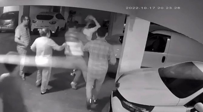 Kundaklamadan Önce Annesiyle Otoparka Gidip Aracın Camını Kırmış