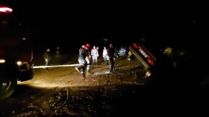 Alkolün Etkisiyle Kaza Yaptı, "Burada Ölü Ve Yaralılar Var, Bir Kişi De Boğuluyor" İhbarında Bulundu