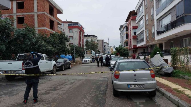 Eşiyle Boşanma Davası Devam Eden Şahıs Sokakta Kendini Vurdu