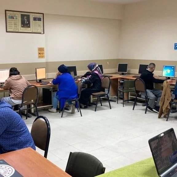 Sarıgöl’de Bilgisayar Operatörlüğü Kursu Açıldı