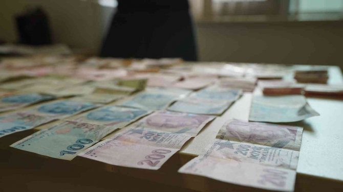 3 Saatte Bin 555 Lira Toplayan "Banker Arif"in Dilenerek Kazandığı Para Kamuya Aktarıldı
