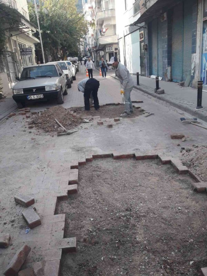Şehzadeler’de Yol Onarım Çalışmaları Devam Ediyor