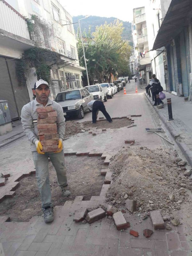 Şehzadeler’de Yol Onarım Çalışmaları Devam Ediyor