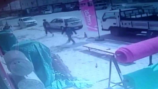 Kayan Kamyonu Eliyle Durdurmak İstedi, Sıkıştığı Yerden Esnafın Yardımıyla Çıkartıldı