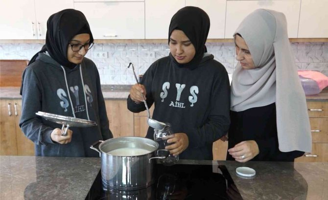 Bu Sınıfta Kız Öğrenciler Hayata Hazırlanıyor