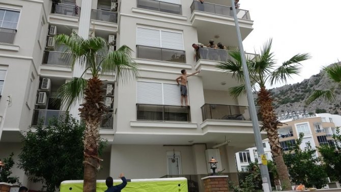 Balkonda Annesini Alıkoyup Polise Ecel Terleri Döktüren Şahsa 7 Günlük Ev Hapsi