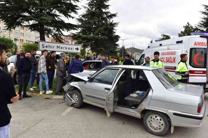 Kastamonu’da İki Otomobil Kafa Kafaya Çarpıştı: 1 Yaralı