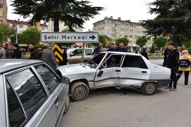 Kastamonu’da İki Otomobil Kafa Kafaya Çarpıştı: 1 Yaralı