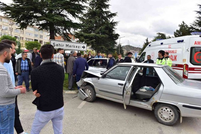 Kastamonu’da İki Otomobil Kafa Kafaya Çarpıştı: 1 Yaralı