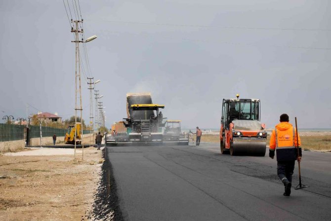 Van Büyükşehir Belediyesinden Yol Asfaltlama Çalışması