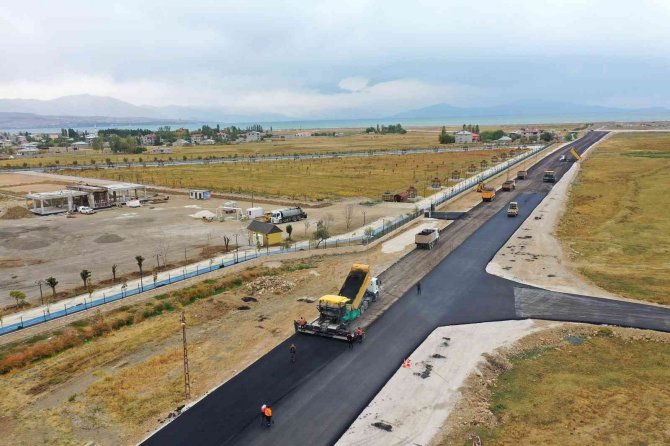 Van Büyükşehir Belediyesinden Yol Asfaltlama Çalışması