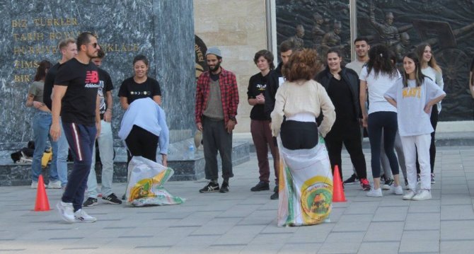 Yabancı Uyruklu Erasmus Öğrencileri Bayburt’ta Çuval Yarışı Yaptı Mendil Kapmaca Oynadı
