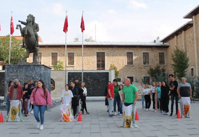 Yabancı Uyruklu Erasmus Öğrencileri Bayburt’ta Çuval Yarışı Yaptı Mendil Kapmaca Oynadı